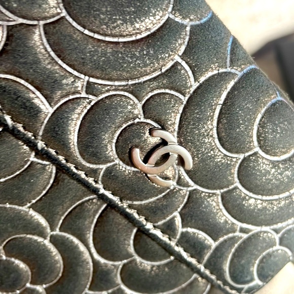 Chanel Camelia gold dusted compact trifold wallet with front snap closure w COA! - Picture 2 of 11